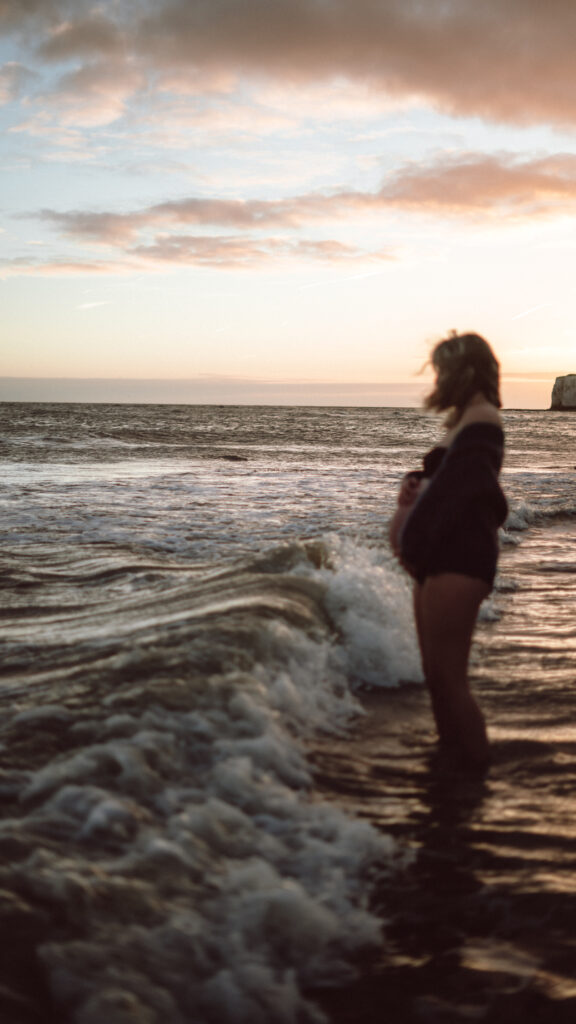 Bump shoot with pregnant mother on the beach for professional pregnancy shoot in Margate at Botany Bay captured by Naomi Gale
