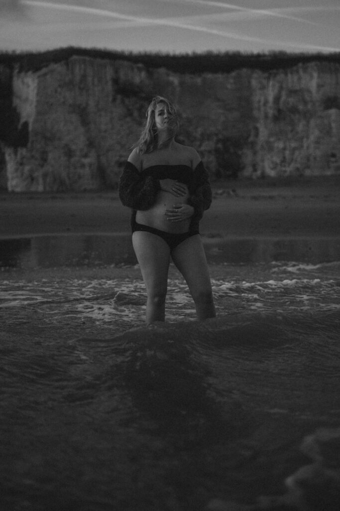 Bump shoot with pregnant mother on the beach for professional pregnancy shoot in Margate at Botany Bay captured by Naomi Gale