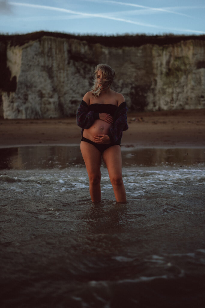 Bump shoot with pregnant mother on the beach for professional pregnancy shoot in Margate at Botany Bay captured by Naomi Gale