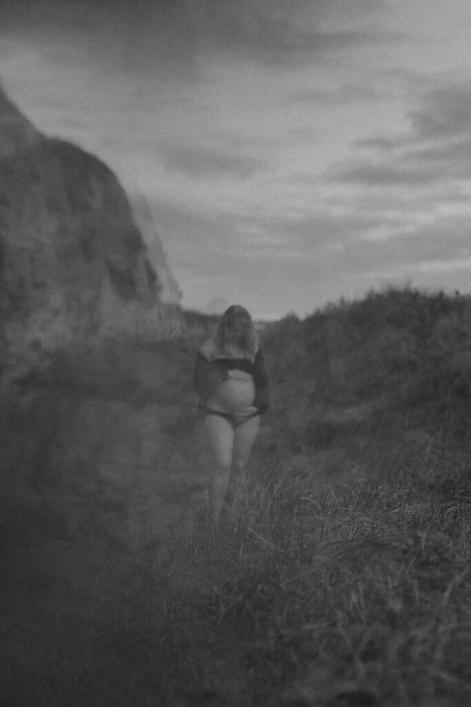 Bump shoot with pregnant mother on the beach for professional pregnancy shoot in Margate at Botany Bay in the dunes captured by Naomi Gale