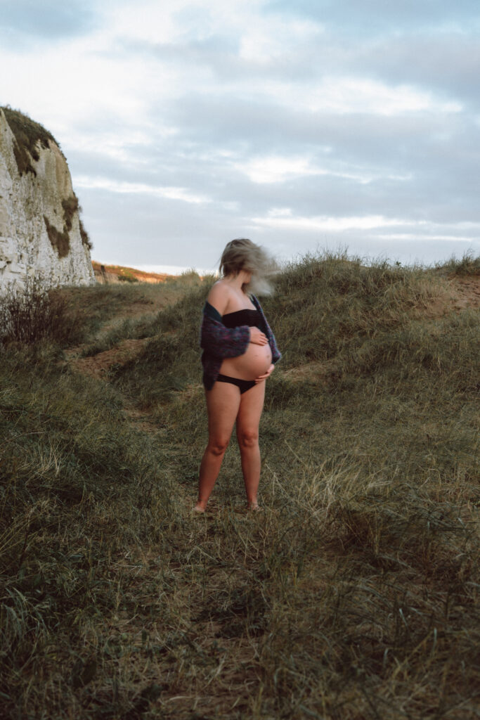 Bump shoot with pregnant mother on the beach for professional pregnancy shoot in Margate at Botany Bay in the dunes captured by Naomi Gale
